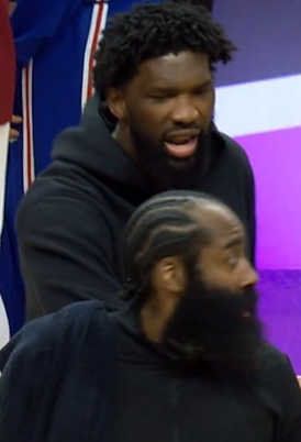 hth体育-恩比德从后方主动拉住哈登示好：我知道你生气 但我还是要打招呼