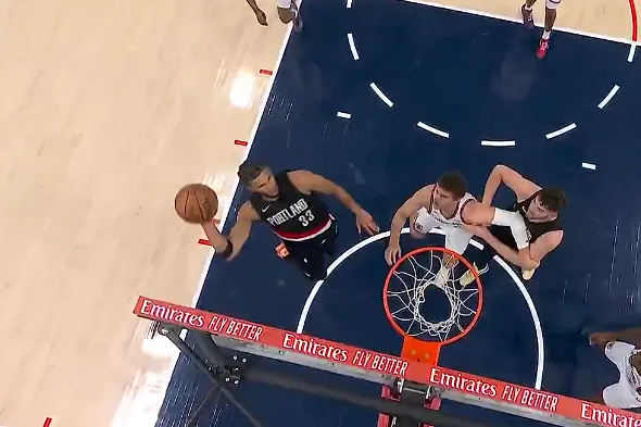 卡马拉空中摘板抡臂砸扣可惜扣飞，开拓者还领先快船10分